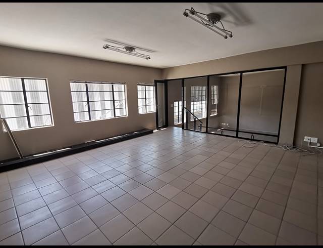 342M² WAREHOUSE TO LET IN POMONA